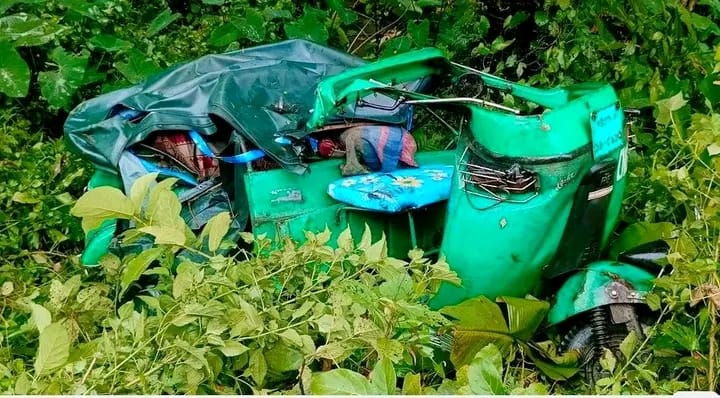 চট্টগ্রামের সীতাকুন্ডের মৌলভী পাড়ায় ট্রেনের ধাক্কায় সিএনজি শতোফুট দুরে পড়ে মা- মেয়ে নিহত, আহত ৩