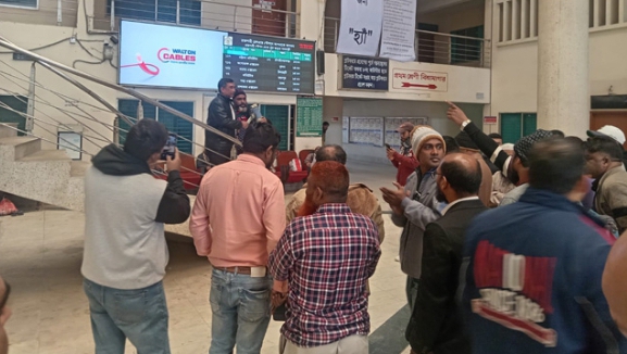 রাজশাহী রেলওয়ে স্টেশনে বেতন দাবিতে বিক্ষোভ সমাবেশ