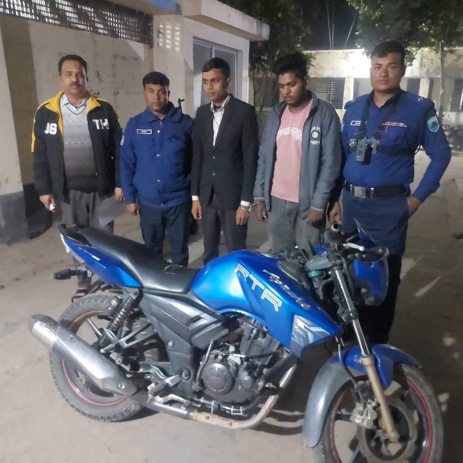পুলিশ সুপারের নির্দেশে মান্দা থানা পুলিশের অভিযানে