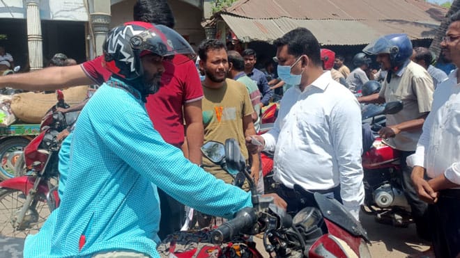 বাগমারায় ফিলিং স্টেশনে মোবাইল কোর্ট, জরিমানা ২৮ হাজার টাকা