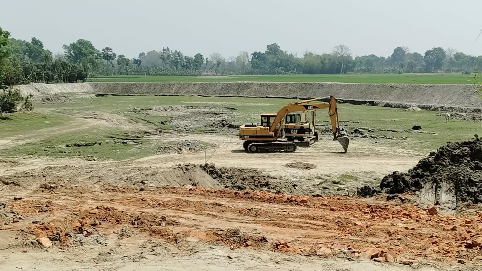 ‎মান্দায় প্রশাসনকে ম্যানেজ করে গ্রামীণ সড়ক নষ্ট করে রমরমা মাটি ব্যবসার অভিযোগ