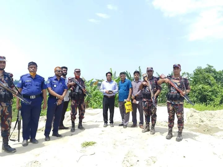চট্টগ্রামের মীরসরাইয়ে অবৈধ ভাবে বালু উত্তোলনের বিরুদ্ধে  প্রশাসনের অভিযান, রাঘব বোয়ালরা ধরাছোঁয়ার বাইরে
