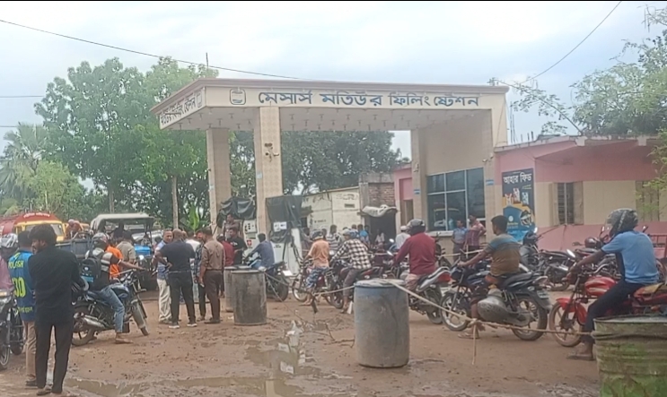 সারারাত লাইনে থাকার পরও তেল পেল না গণমাধ্যম কর্মী