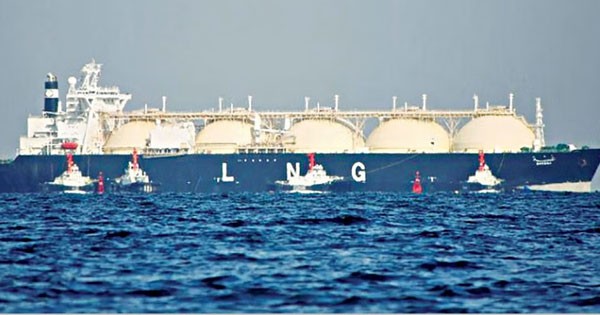 এলপিজি নিয়ে চট্টগ্রাম বন্দরে ভিড়েছে দুই জাহাজ, আসার পথে রয়েছে আরও তিনটি জাহাজ