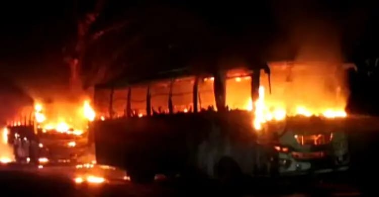 চট্টগ্রামের রাউজানে বাস-অটোরিকশা সংঘর্ষে চালক নিহত, ক্ষোভে বাসে আগুন দিয়েছে বিক্ষুব্ধ জনতা