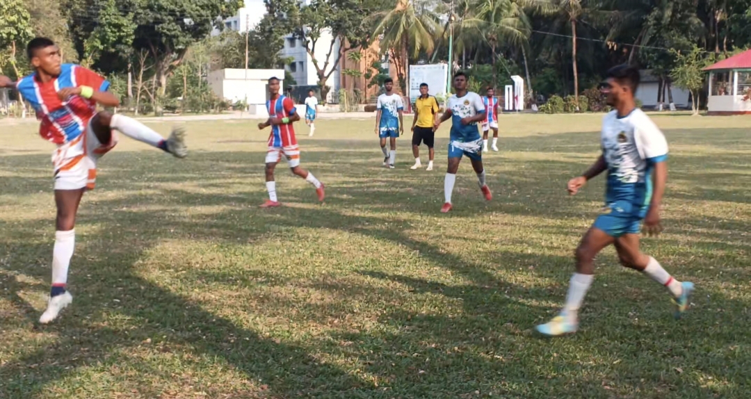 লামা ৩০-আনসার ব্যাটেলিয়ান হেডকোয়ার্টারে ফুটবল টুর্নামেন্টের আয়োজন করেন।