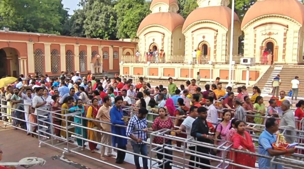 কলকাতায় নতুন নববর্ষের সকালে- দক্ষিণেশ্বর মন্দিরে পূজো দিতে ভক্তদের যনজোয়ার।