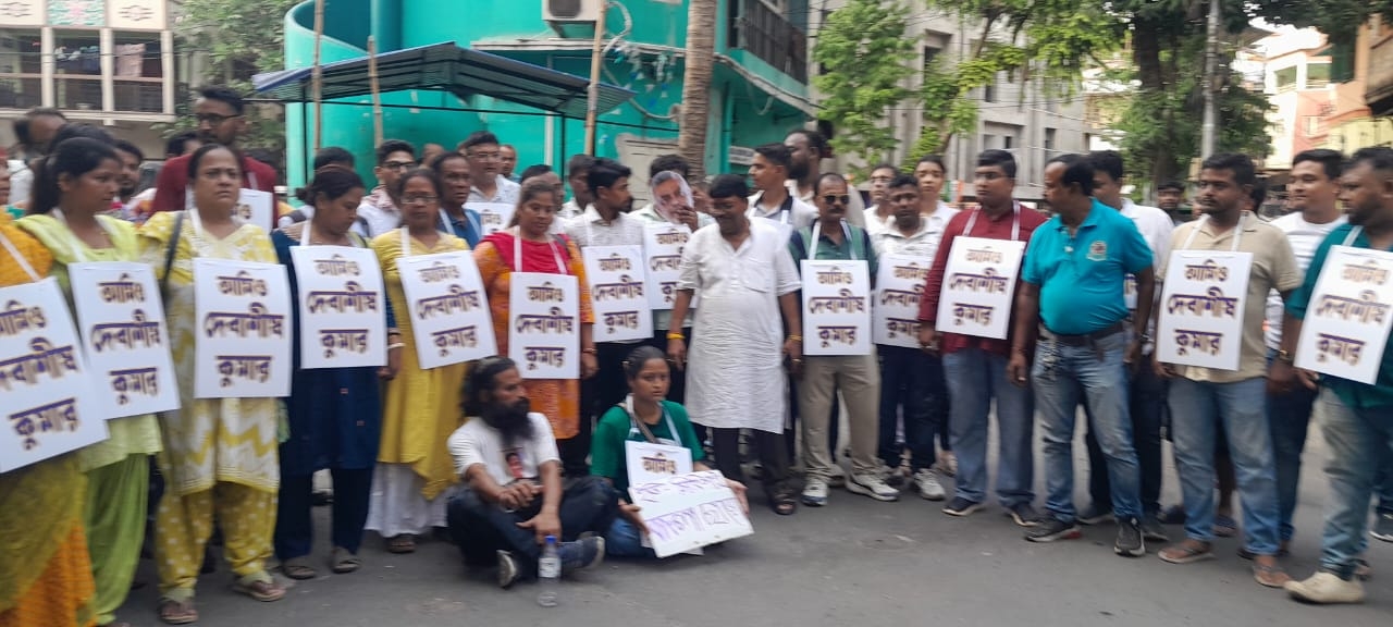 কলকাতায় তৃণমূল কংগ্রেসের প্রার্থী দেবাশীষ কুমারের বাড়িতে ও কার্যালয়ে আয়-কর হানা।