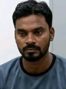 চট্টগ্রামের মীরসরাইয়ের আমবাড়িয়ায় গতকাল পিটিয়ে বৃদ্ধাকে হত্যার প্রধান আসামি রিকুকে গ্রেপ্তার করছে পুলিশ।