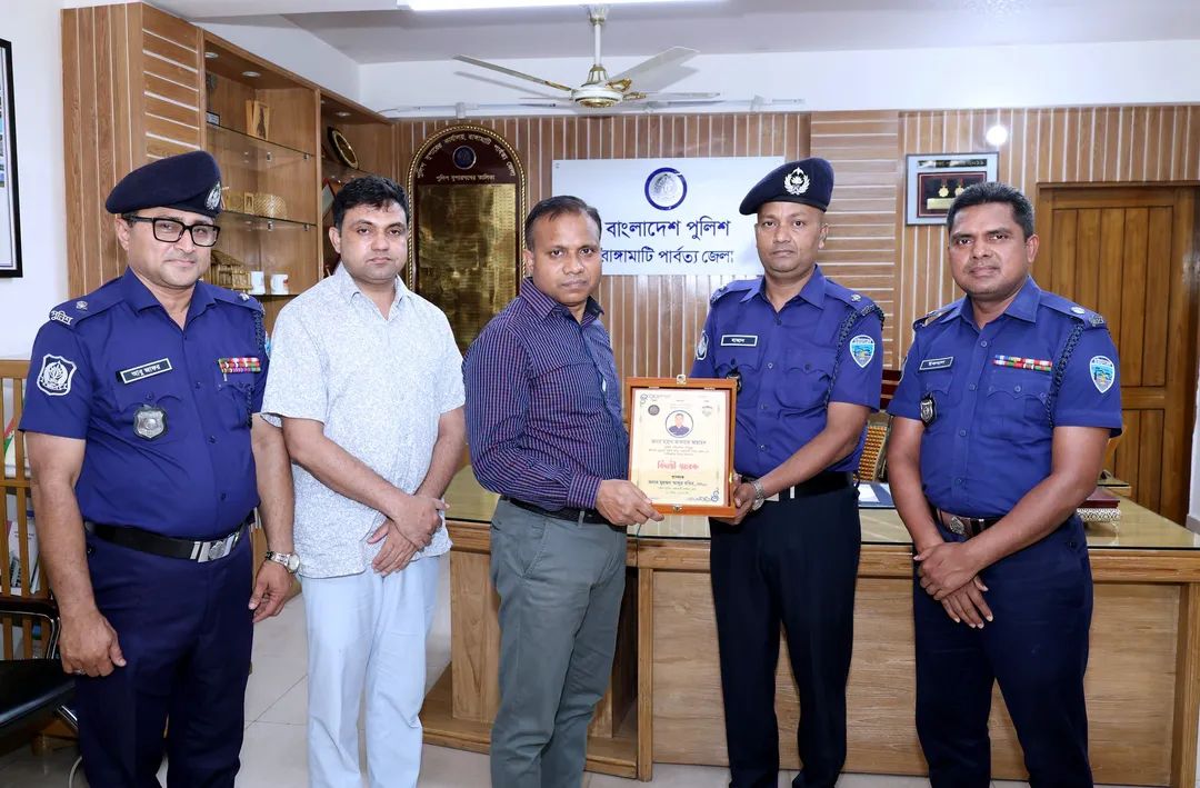 রাঙ্গামাটিতে জেলা পুলিশের দুই পরিদর্শককে বিদায় সংবর্ধনা প্রদান