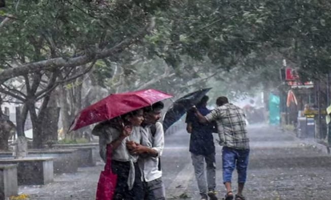 দুপুরের মধ্যে তিন বিভাগে ঝড়বৃষ্টির আভাস