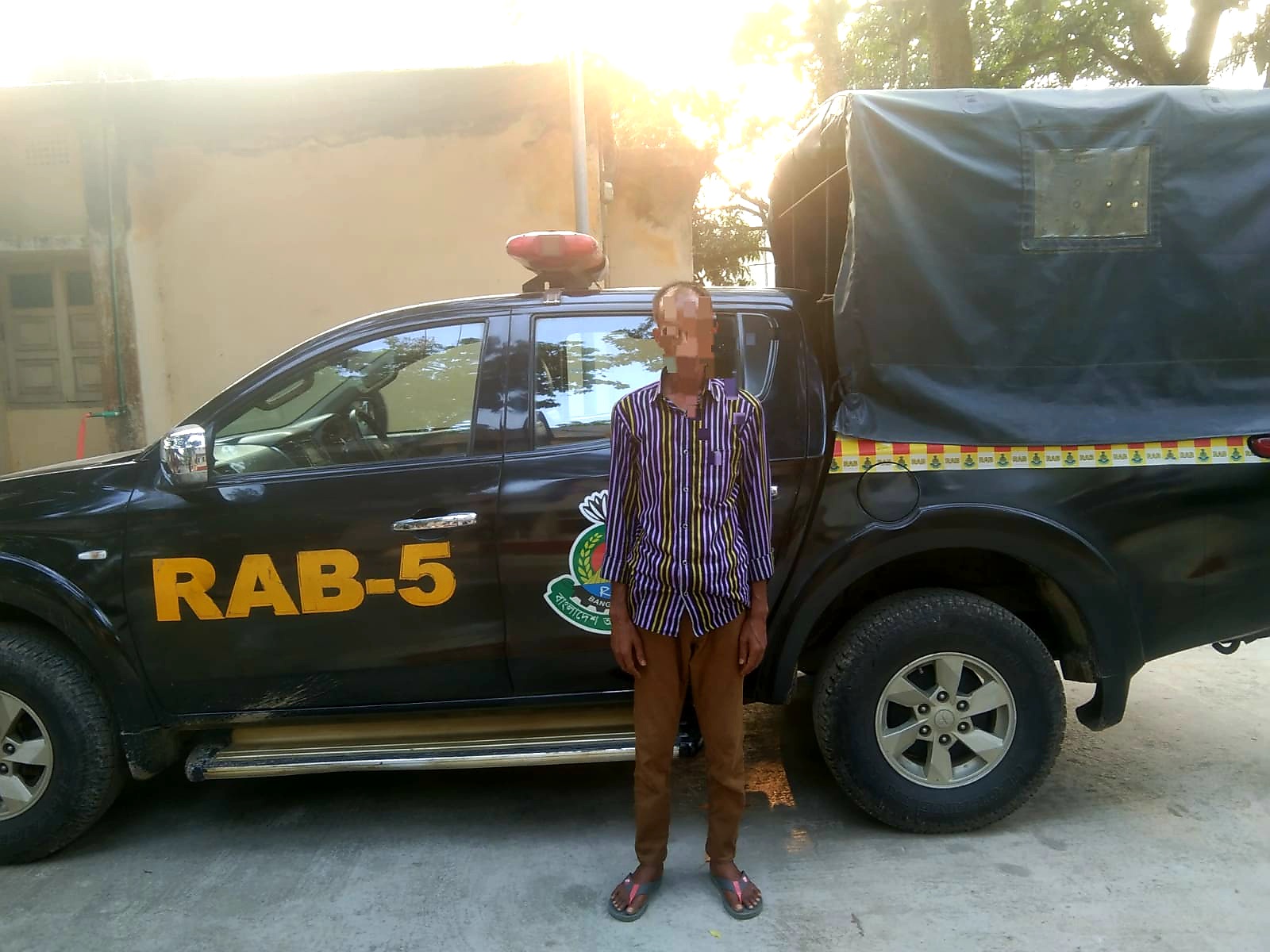 রাজশাহীর দুর্গাপুরে র‍্যাব-৫ এর অভিযানে এক বছরের সাজাপ্রাপ্ত পলাতক আসামি গ্রেফতার