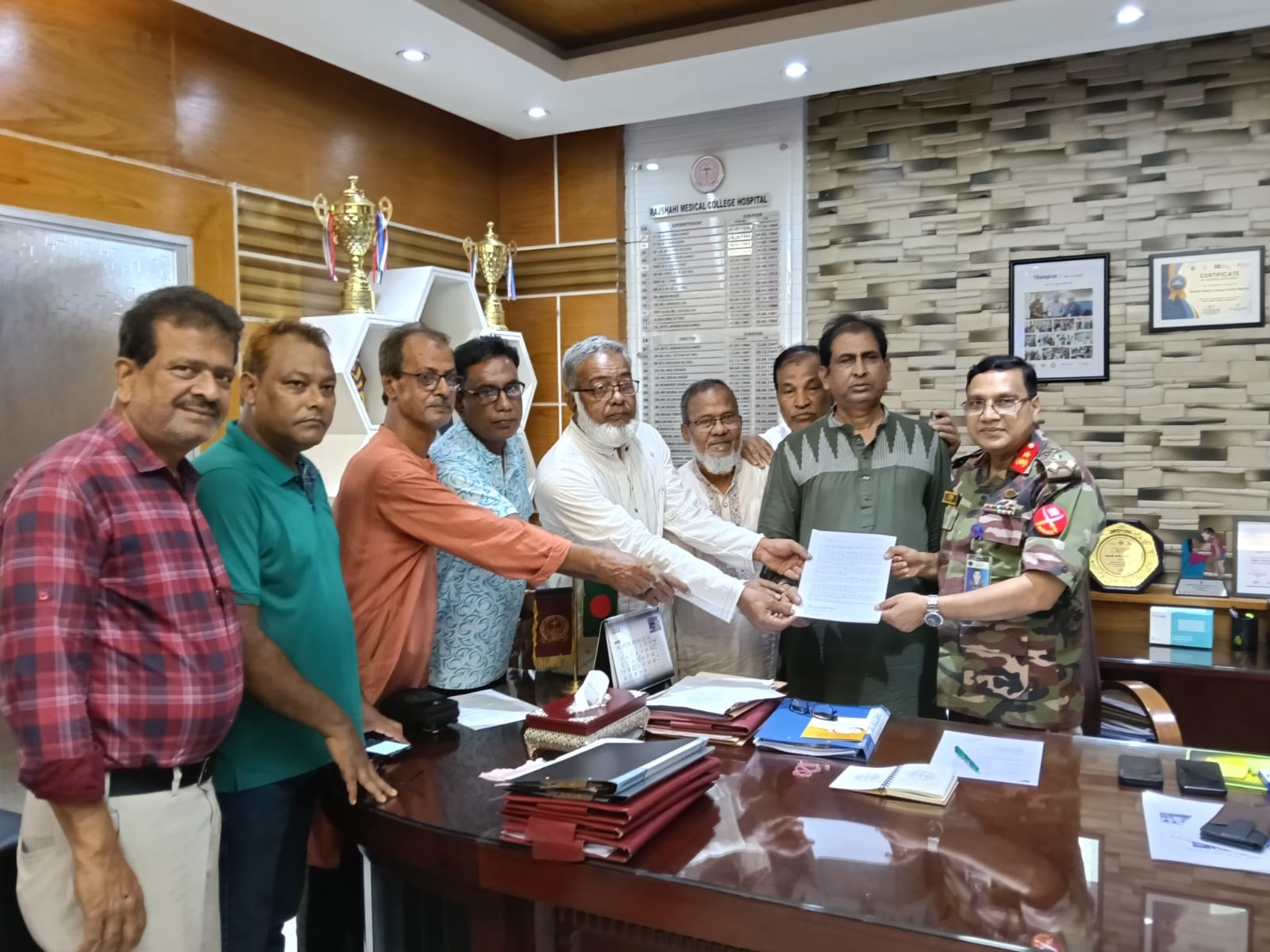 রামেক হাসপাতালে সিন্ডিকেট ভাঙার দাবিতে স্মারকলিপি প্রদান