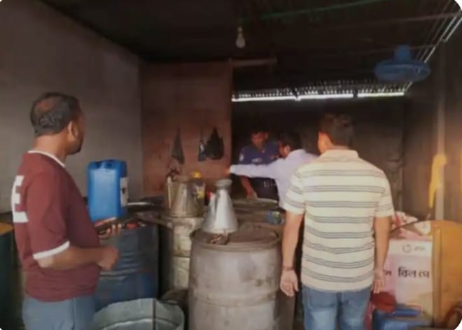 চট্টগ্রামের মীরসরাইয়ে অবৈধ জ্বালানি মজুদের বিরুদ্ধে দুই প্রতিষ্ঠানকে ২০ হাজার টাকা জরিমানা ভ্রাম্যমাণ আদালতের