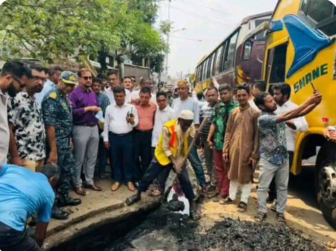 চট্রগ্রাম সিটি কর্পোরেশনের উদ্যগে জলাবদ্বতা নিরসন ও মশার উপদ্রব কমানোর লক্ষ্যে মাসব্যাপী নালা নর্দমা পরিষ্কার চলমান