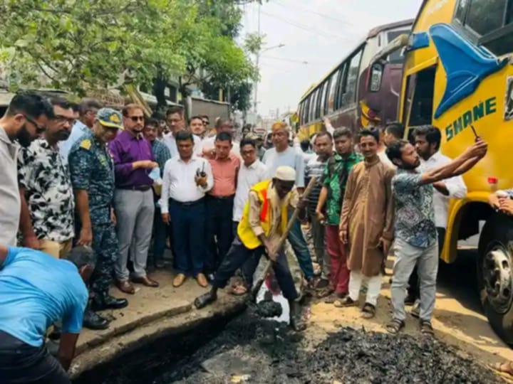 চট্রগ্রাম সিটি কর্পোরেশনের উদ্যগে জলাবদ্বতা নিরসন ও মশার উপদ্রব কমানোর লক্ষ্যে মাসব্যাপী নালা নর্দমা পরিষ্কার চলমান