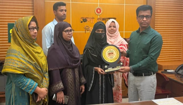 নিজের বাল্যবিবাহ প্রতিরোধে সাহসী পদক্ষেপ, সম্মাননা পেল তাহমিনা