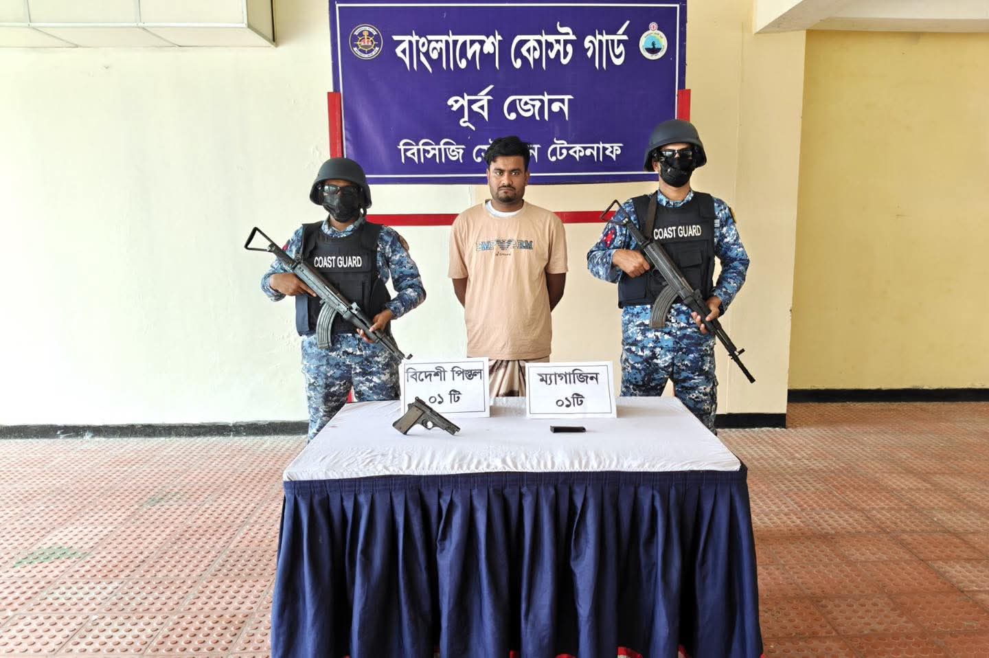 টেকনাফে বিদেশি পিস্তলসহ কুখ্যাত মানবপাচারকারী আটক