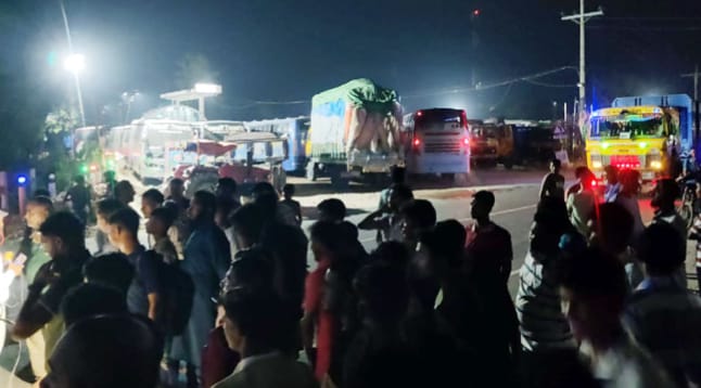 চাঁপাইনবাবগঞ্জে চাঁদাবাজির দ্বন্দ্বে বোমা বিস্ফোরণ, মহাসড়ক অবরোধ