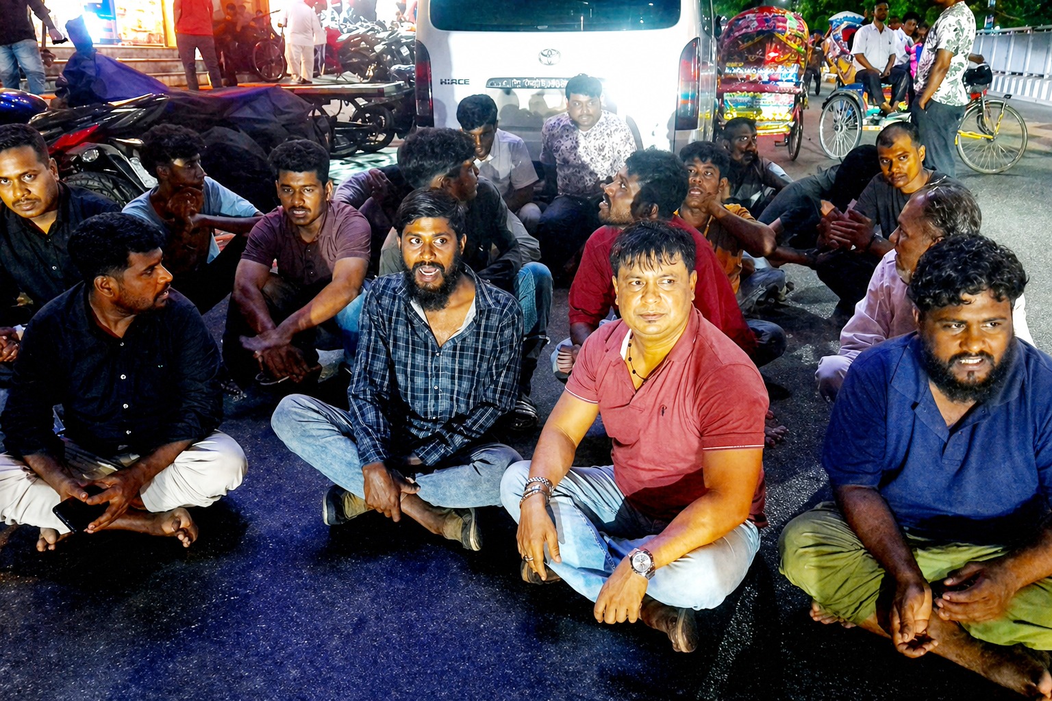 উত্তরা আবাসিক এলাকায় মদের বার বন্ধের দাবিতে টানা তৃতীয় দিনের বিক্ষোভ, যুবসমাজের কঠোর হুঁশিয়ারি