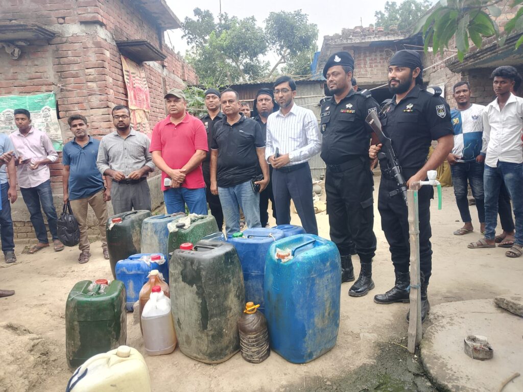 গোদাগাড়ীতে অবৈধভাবে জ্বালানি তেল মজুদ, মোবাইল কোর্টে জরিমানা