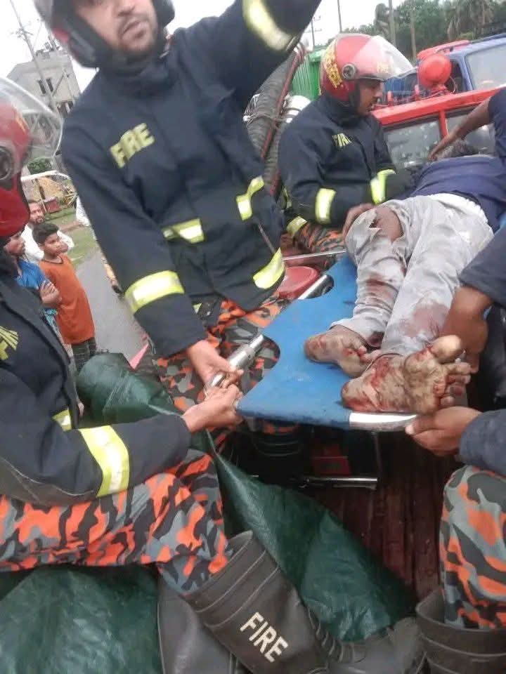 নরসিংদী শিবপুরে কলেজ বাস ও পিকআপ সংঘর্ষ।