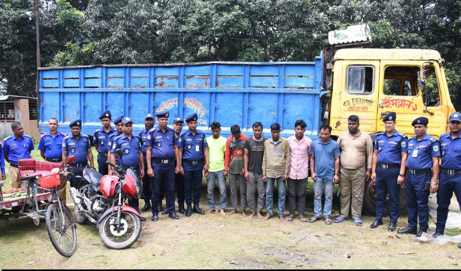 নওগাঁ জেলার সড়কে ডাকাতি, চুরি অথবা দস্যুতা অথবা অপরাধের চেষ্টা নওগাঁ জেলা পুলিশ কঠোর হস্তে দমন করবে ….