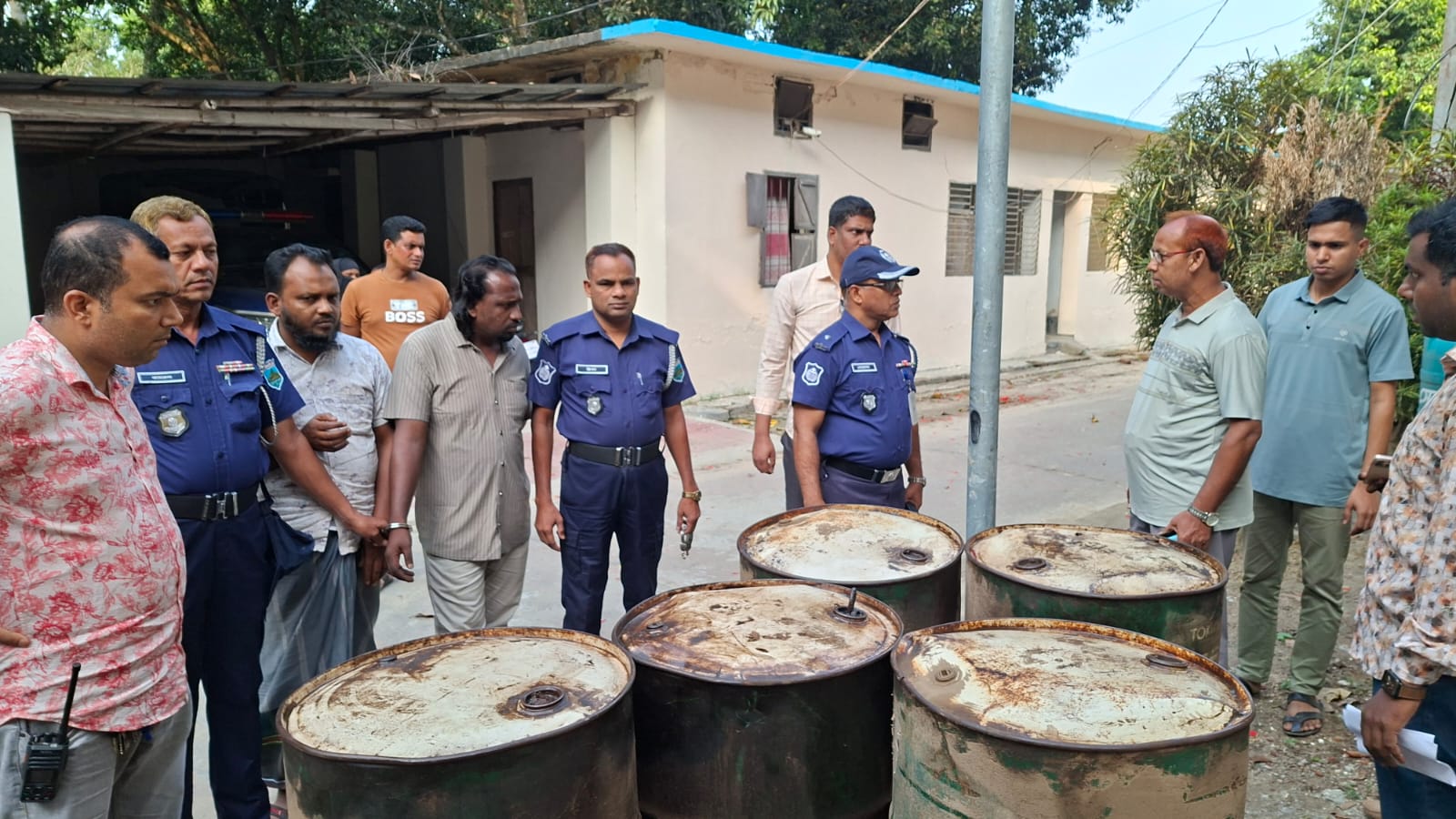 মান্দায় অবৈধ তেল মজুত: ব্যবসায়ীসহ গ্রেপ্তার ২, জব্দ ৬২০০ লিটার ডিজেল