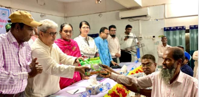 মোহনপুরে ক্ষুদ্র ও প্রান্তিক কৃষকদের মাঝে বিনামূল্যে বীজ ও সার বিতরণ