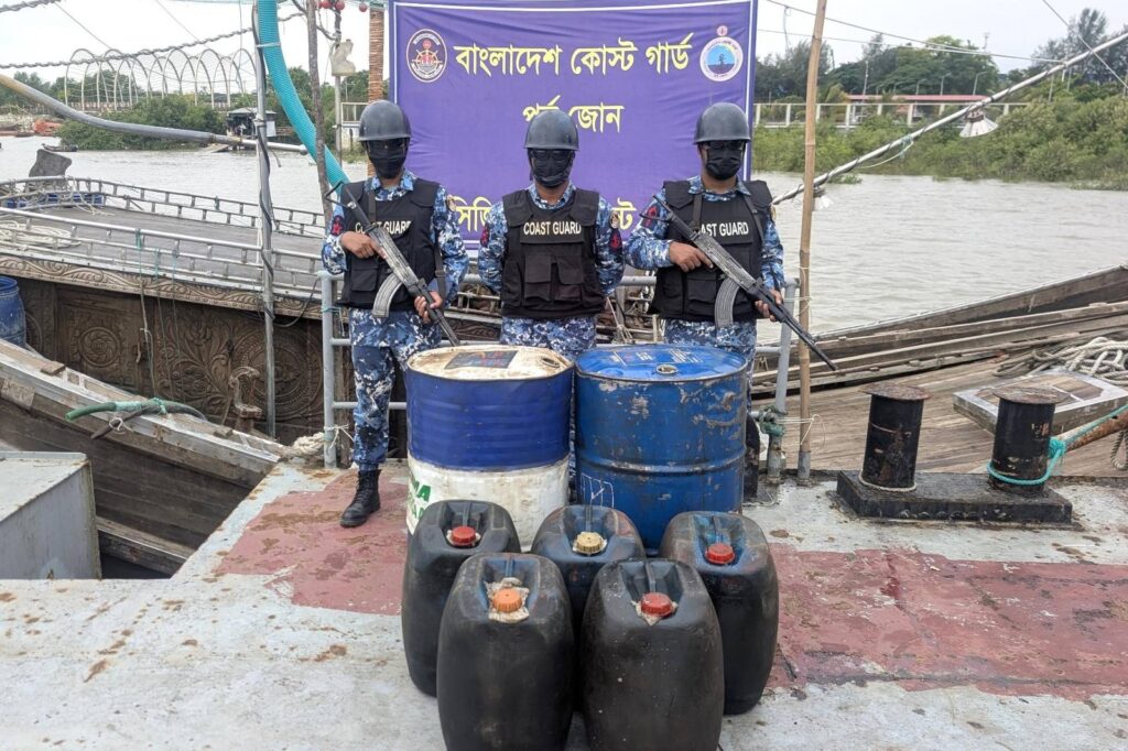 চট্টগ্রামের পতেঙ্গায় কোস্ট গার্ডের অভিযানে ৬০০ লিটার ডিজেল জব্দ