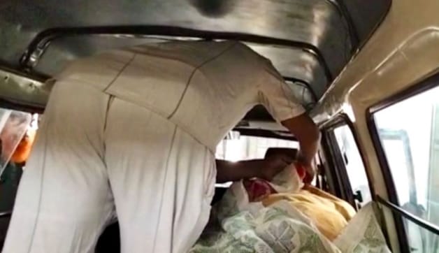 রাজশাহীতে কারাফটকে শেষবারের মতো সন্তানের মুখ দেখলেন বন্দী