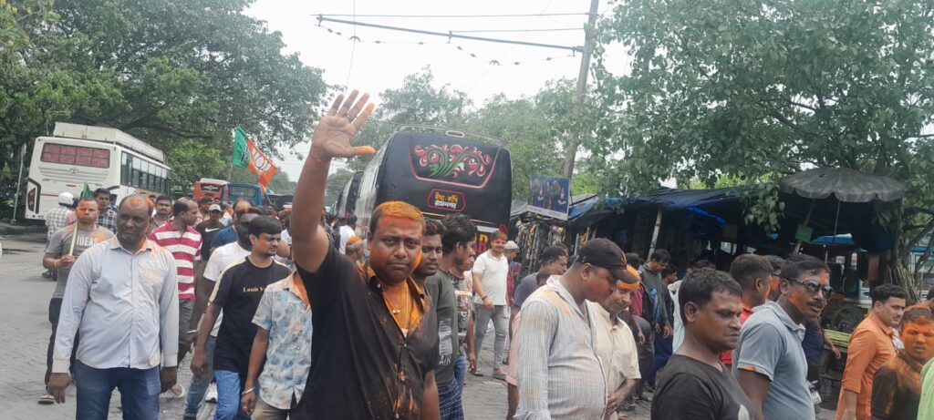 কলকাতার বিভিন্ন রুটের বাস স্ট্যান্ড ও অটো স্ট্যান্ডে বি জে পি‌ র বিজয় মিছিল।