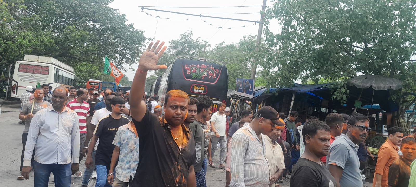 কলকাতার বিভিন্ন রুটের বাস স্ট্যান্ড ও অটো স্ট্যান্ডে বি জে পি‌ র বিজয় মিছিল।
