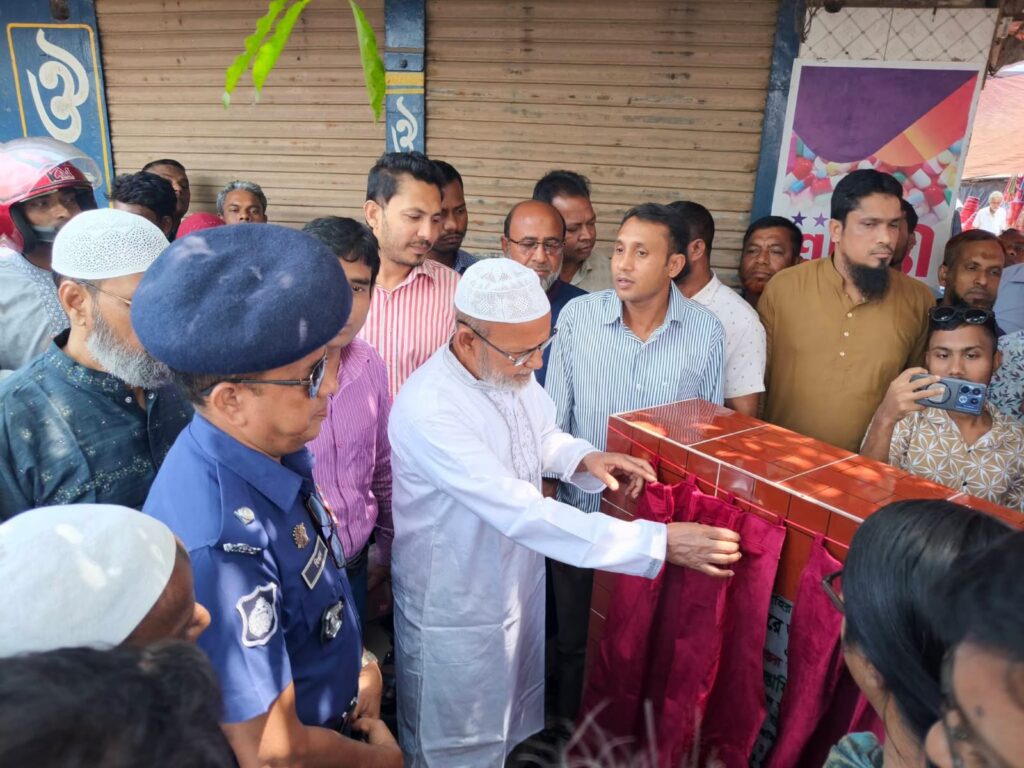 সাপাহারে আরসিসি সড়ক নির্মাণ কাজের ভিত্তিপ্রস্তর স্থাপন এমপি মোস্তাফিজুর রহমান