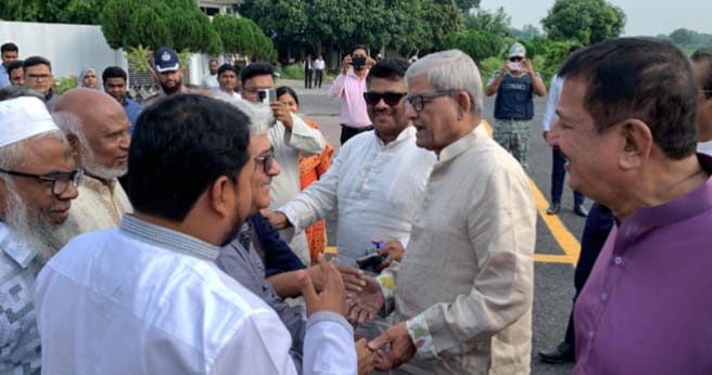 রাজশাহীতে দুই মন্ত্রী, বিমানবন্দরে উষ্ণ অভ্যর্থনা