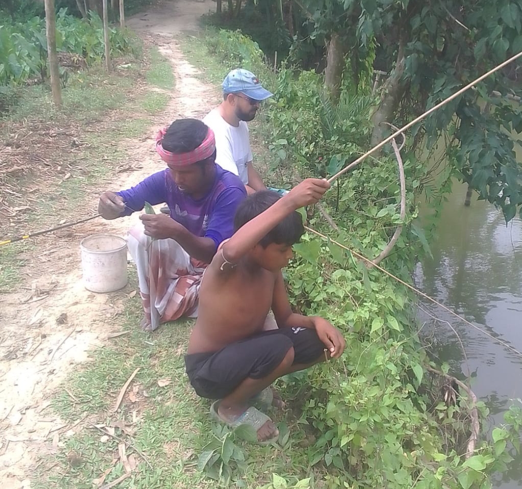আর চোখে পড়ে না বড়শিতে মাছ ধরার দৃশ্য