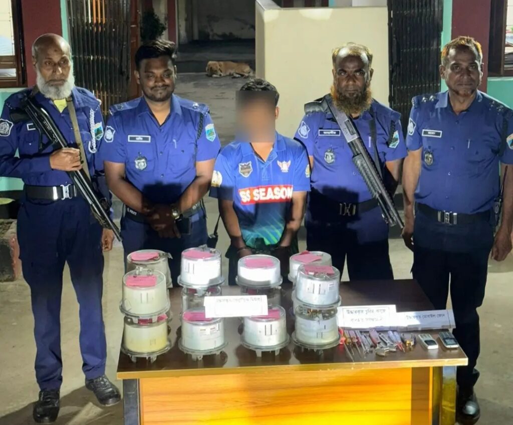 রাজশাহীতে থানা পুলিশের সাফল্য: ১৪টি বৈদ্যুতিক মিটারসহ এক প্রতারক গ্রেপ্তার!