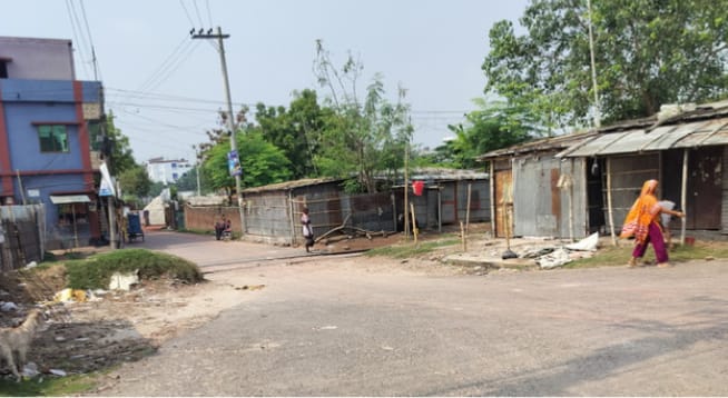 রাজশাহী দাসপুকুর রেললাইন এলাকায় প্রকাশ্যে মাদকের হাট