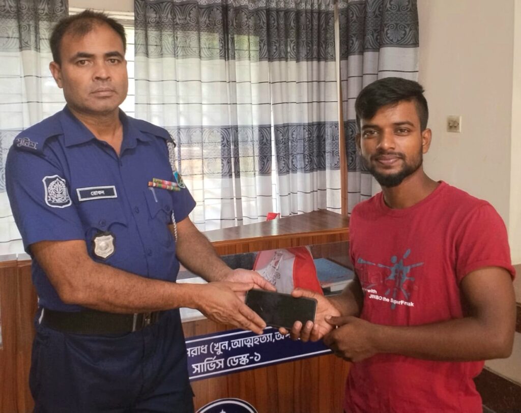 লালপুরে উদ্ধার হওয়া দুটি মোবাইল ফোন মালিককে ফিরিয়ে দিল পুলিশ”
