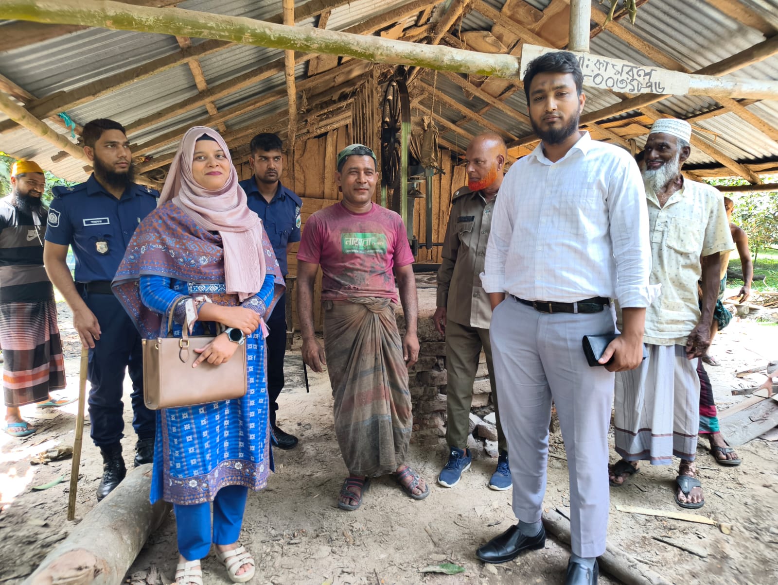 চাঁপাইনবাবগঞ্জে অবৈধ করাত-কলের বিরুদ্ধে বন বিভাগের অভিযান