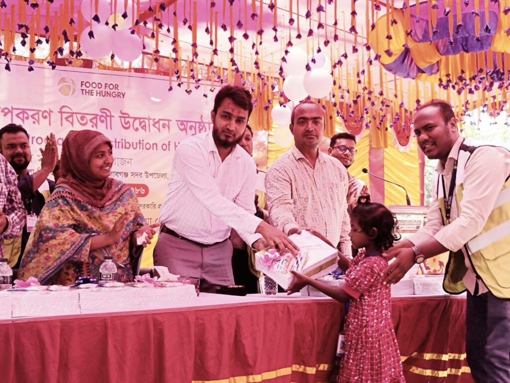 হোসেনডাঙ্গা সরকারি প্রাথমিক স্কুলে শিক্ষা উপকরণ বিতরণী উদ্বোধন করেন সদর এসিল্যান্ড ইকরামুল হক নাহিদ