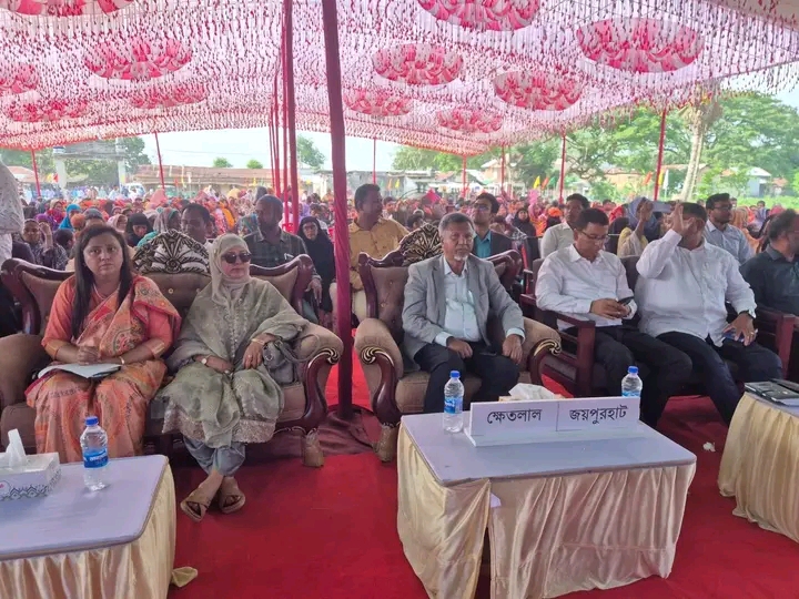 জয়পুরহাটের ক্ষেতলালে ফ্যামিলি কার্ড বিতরণ কার্যক্রমের উদ্বোধন।