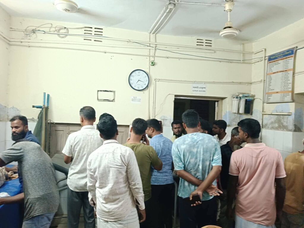 নওগাঁ জেলার পোরশা উপজেলায় সড়ক দুর্ঘটনায় নিহত ১, আহত ৩ জন।