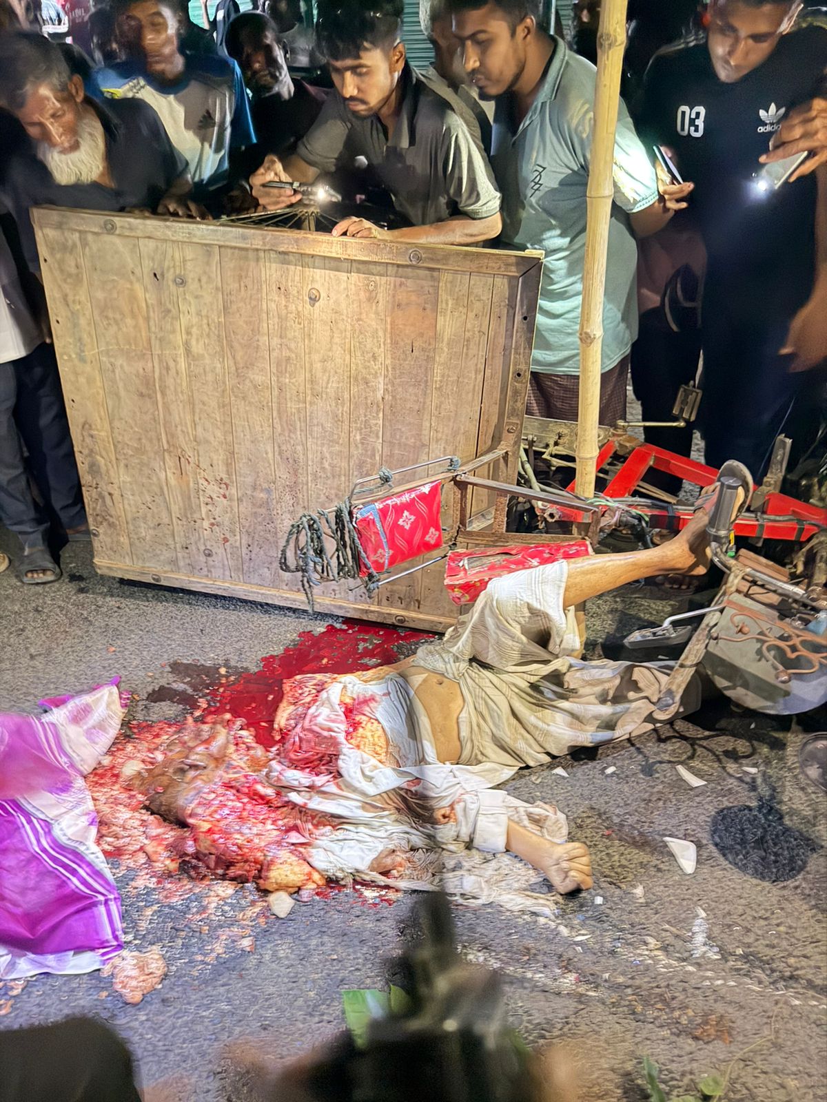 লালপুরে ট্রাক-ভ্যান সংঘর্ষে ভ্যানচালক নিহত, হেলপার আটক