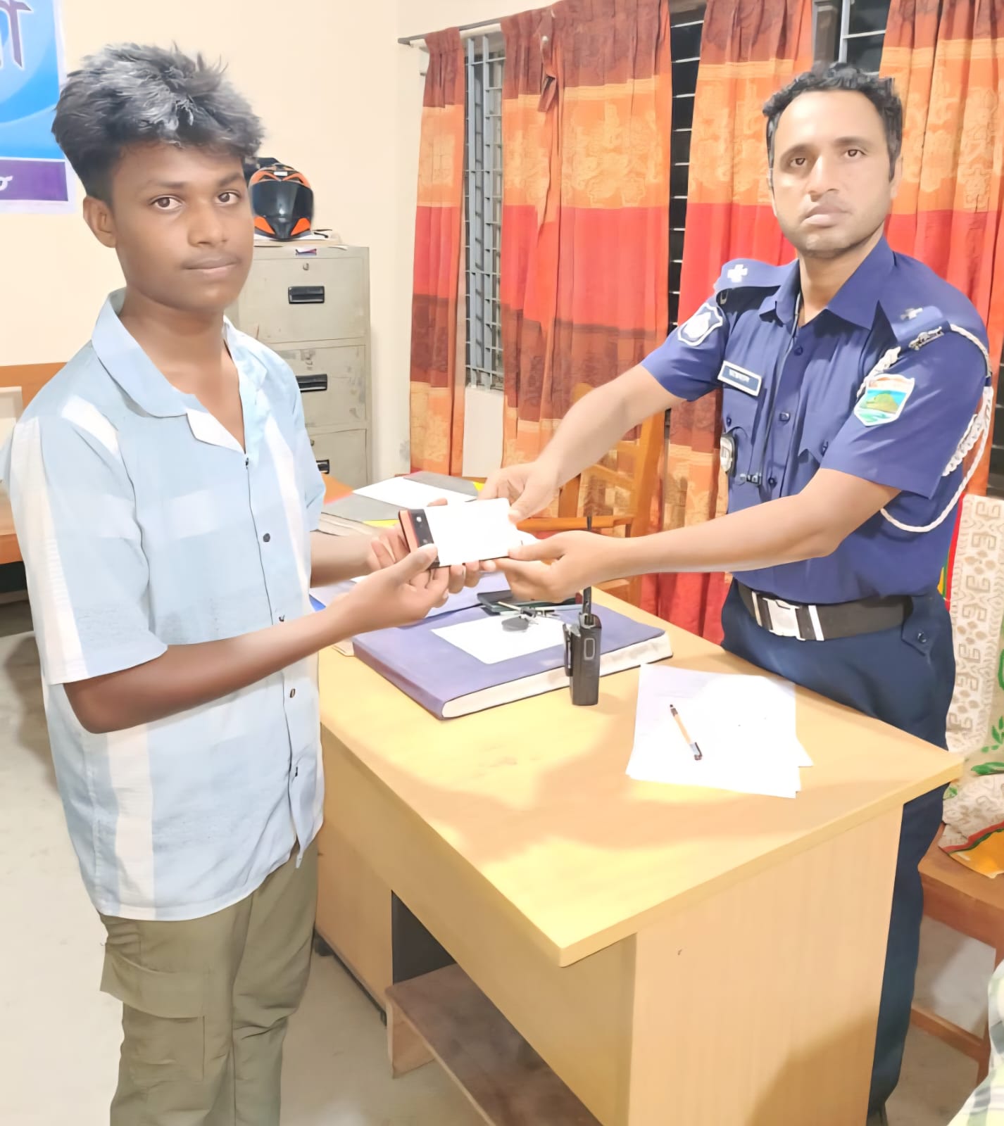 লালপুরে হারিয়ে যাওয়া মোবাইল উদ্ধার করে মালিককে ফিরিয়ে দিল পুলিশ