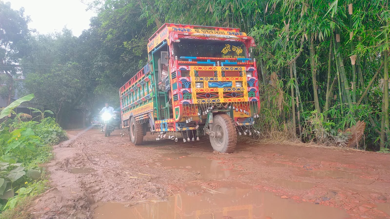 সিরাজগঞ্জের সলঙ্গাতে রাস্তা তো নয় যেন মরণ ফাঁদ  ফারুক আহমেদ সিরাজগঞ্জ থেকে: