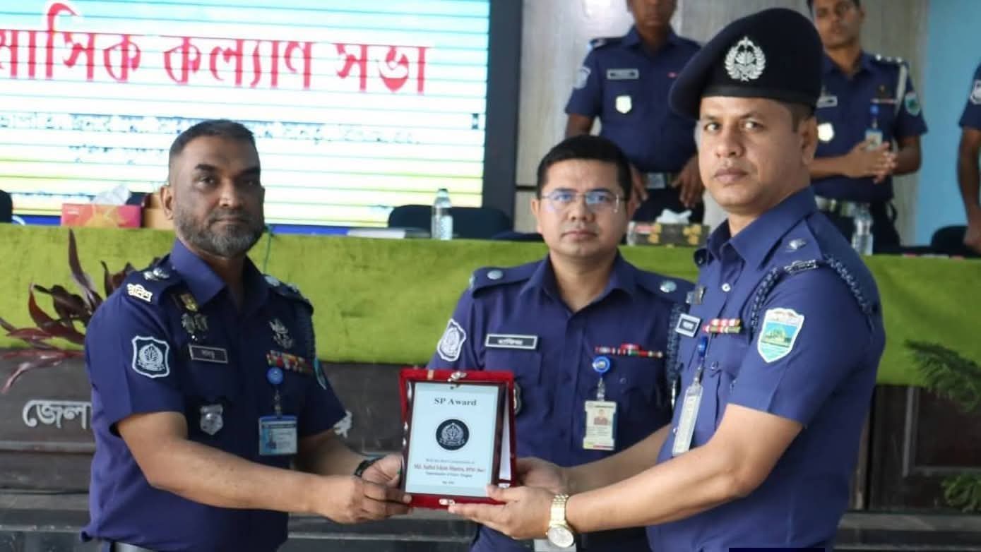 পেশাগত দক্ষতার স্বীকৃতিস্বরূপ অ্যাওয়ার্ড পেলেন ওসি আছলাম