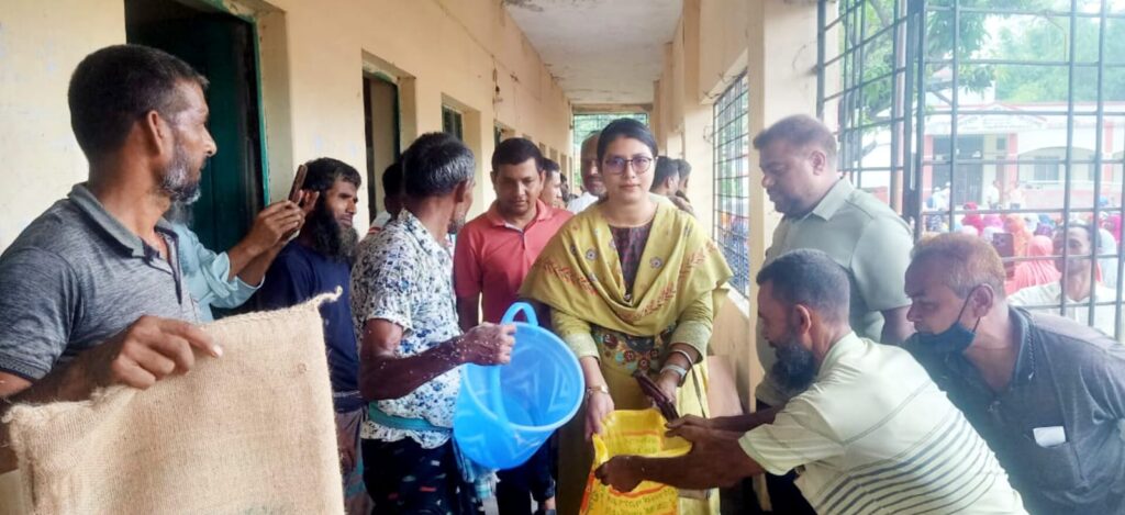 ঈদ উপলক্ষে কেশরহাট পৌরসভায় ভিজিএফের চাল বিতরণ
