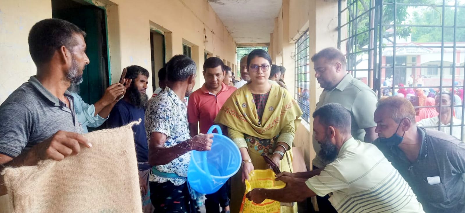 ঈদ উপলক্ষে কেশরহাট পৌরসভায় ভিজিএফের চাল বিতরণ