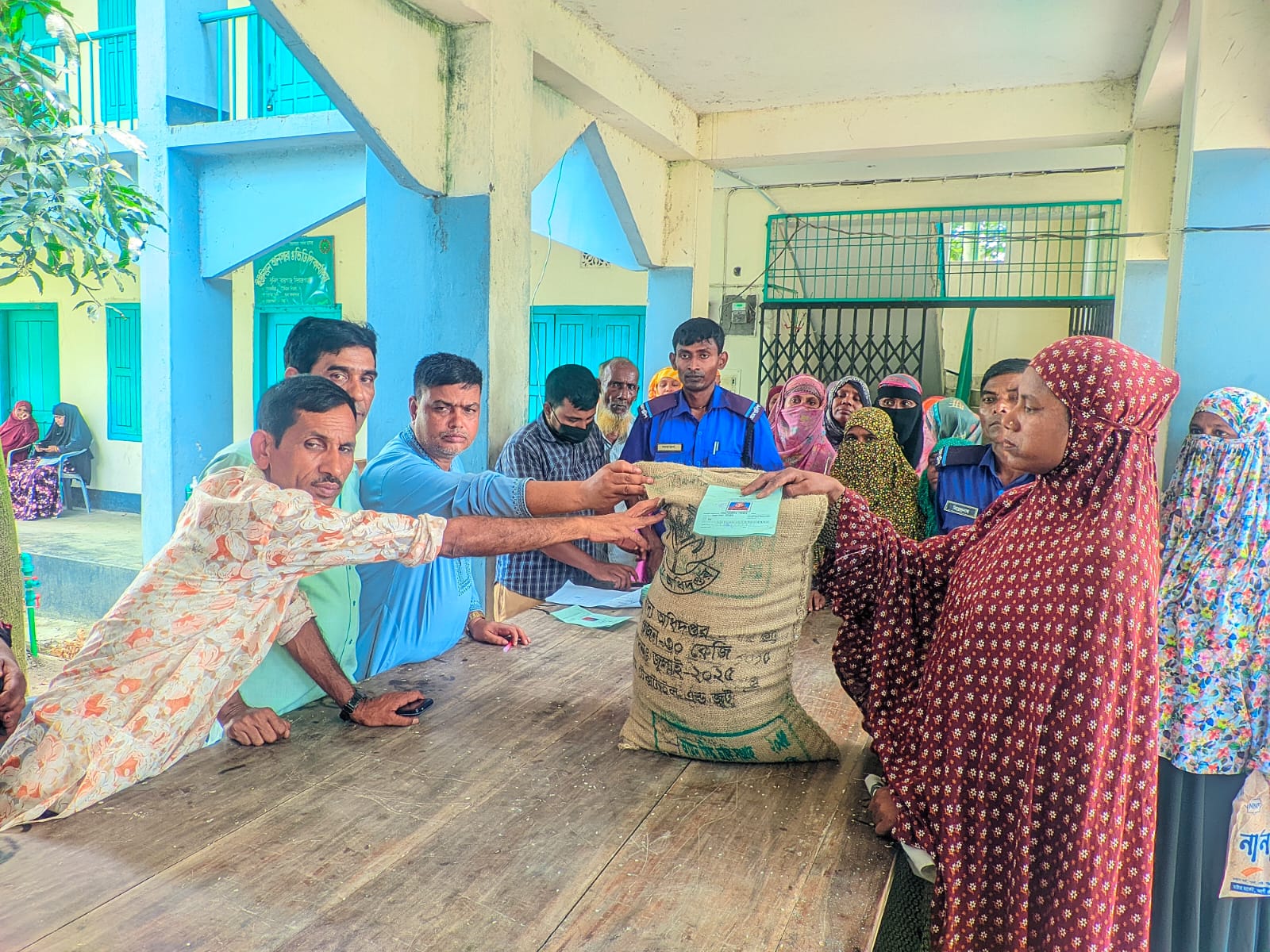 হতদরিদ্র গরীব অসহায়দের মাঝে চাল